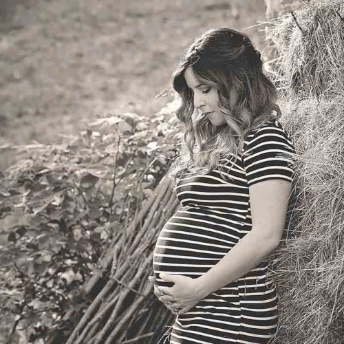servizio fotografico maternità all'aperto